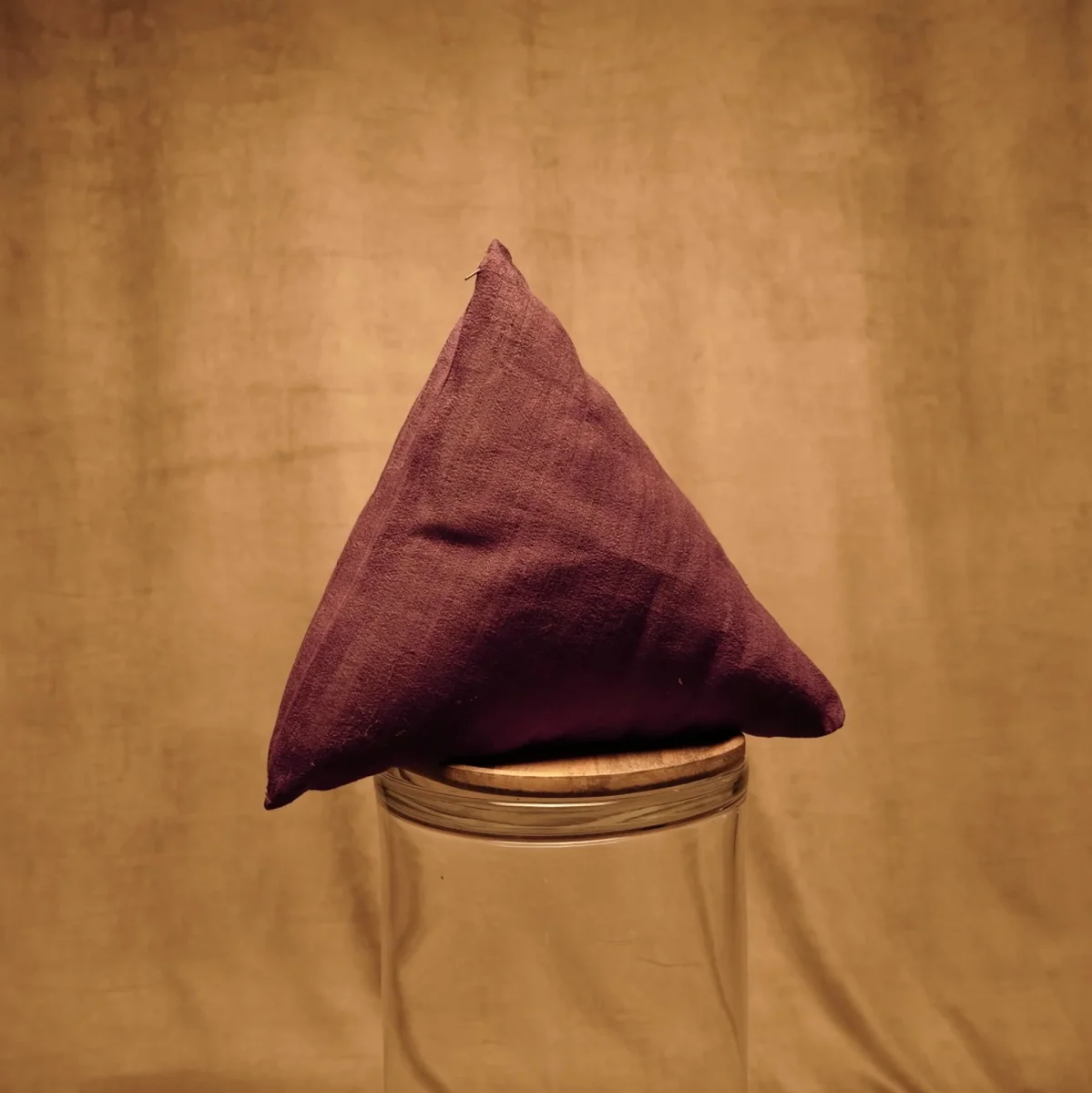 Cojín triangular decorativo de lino en colores naturales