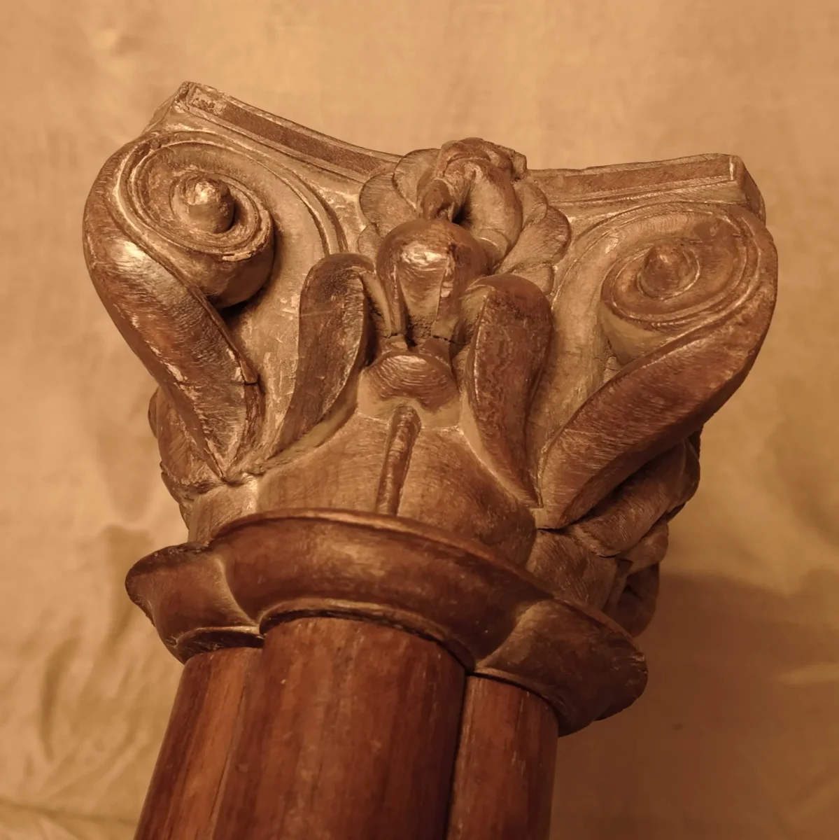 Cornisa y columnas de madera tallada con baranda de hierro forjado, artesanía de Indonesia - Imagen 2
