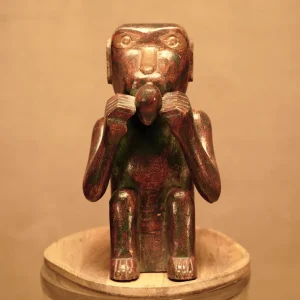 Figura de mono tribal en madera tallada roja