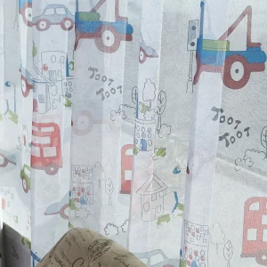 Visillo infantil con estampado de coches