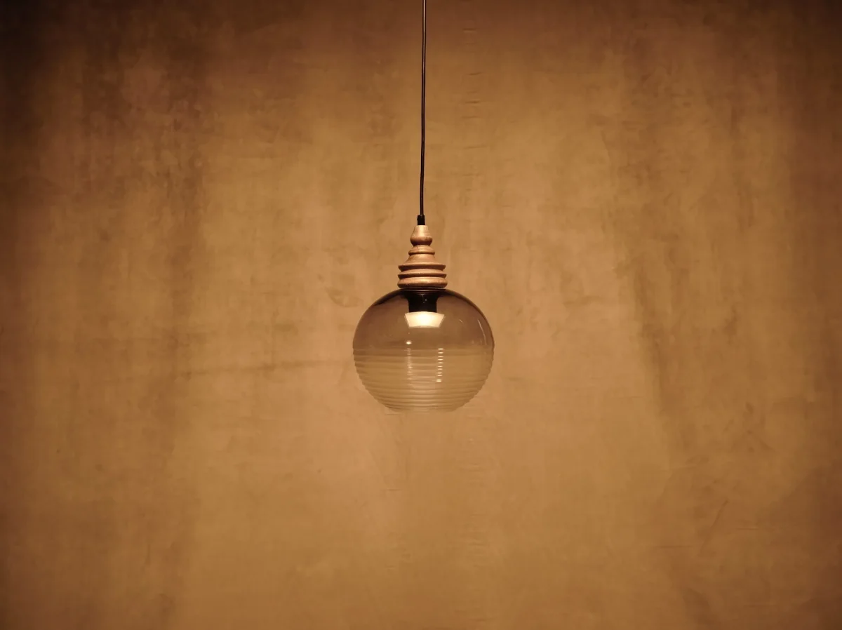 Lámpara de techo de cristal y madera natural - Imagen 3