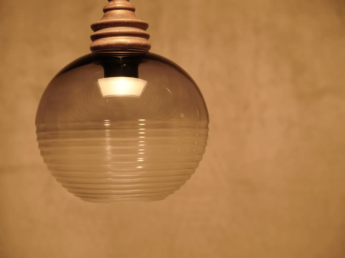 Lámpara de techo de cristal y madera natural - Imagen 4