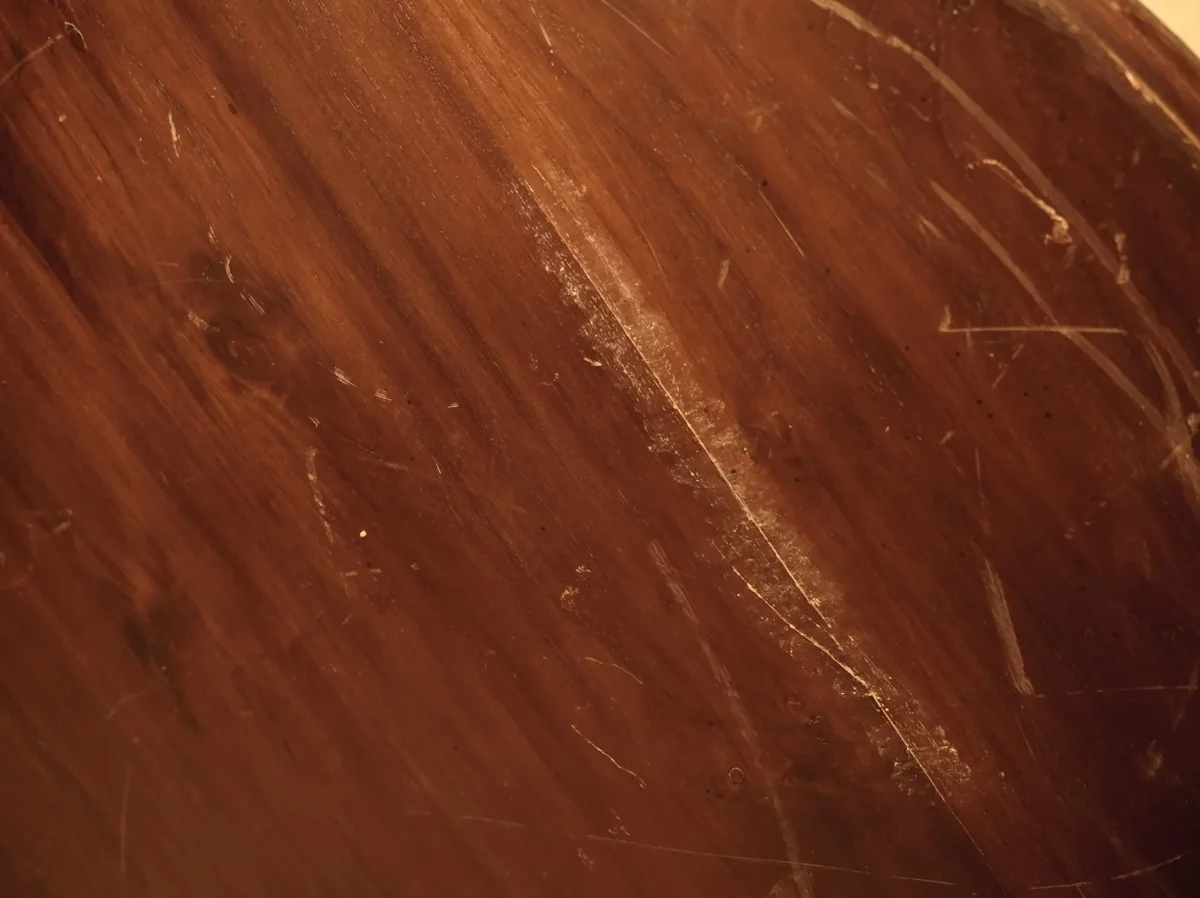 Tablero redondo de madera maciza oscura, estilo rústico vintage. - Imagen 3