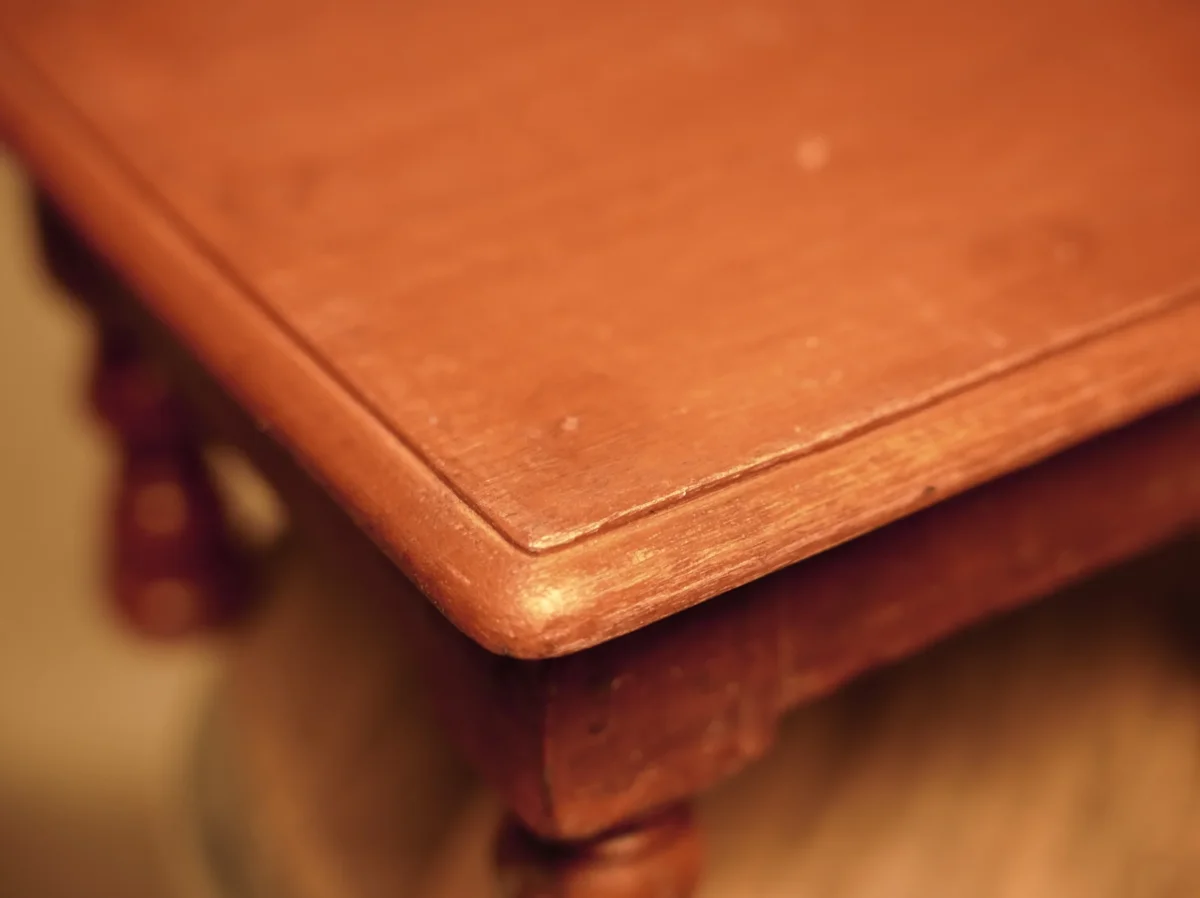 Mesa auxiliar rústica de madera torneada vintage - Imagen 4