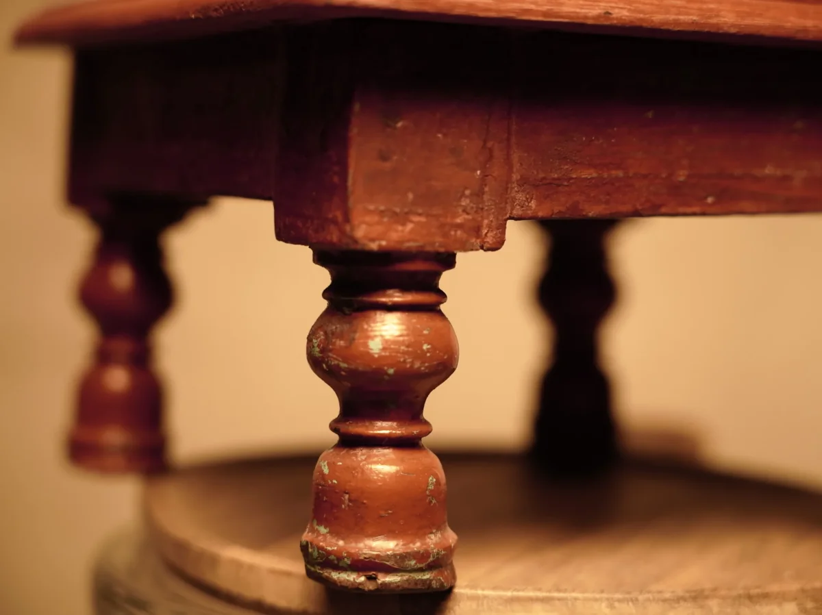 Mesa auxiliar rústica de madera torneada vintage - Imagen 3