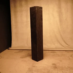Pedestal rústico negro de madera