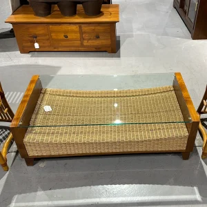 Mesa de salón 116x68 en madera teca y mimbre natural estilo colonial