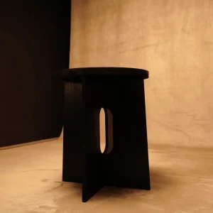 Mesa auxiliar de Madera estilo japandi negro mate